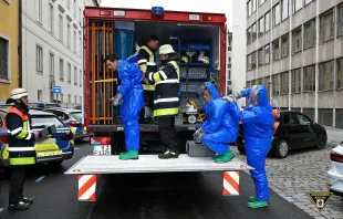 Die Feuerwehr richtete eine Dekontaminationsstelle ein und schleuste die Mitarbeiter nach draußen. Wenig später kam die Entwarnung. / Feuerwehr München / Facebook 