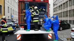 Die Feuerwehr richtete eine Dekontaminationsstelle ein und schleuste die Mitarbeiter nach draußen. Wenig später kam die Entwarnung. / Feuerwehr München / Facebook 