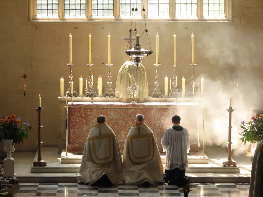 Katholiken in Oxford am Fest Fronleichnam – Corpus Christi – vor dem Allerheiligsten

