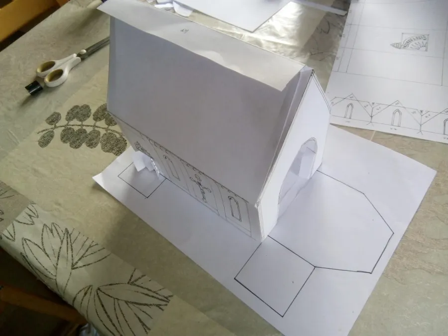 So entsteht aus dem ausgeschnittenen Papier ein Gebäude.