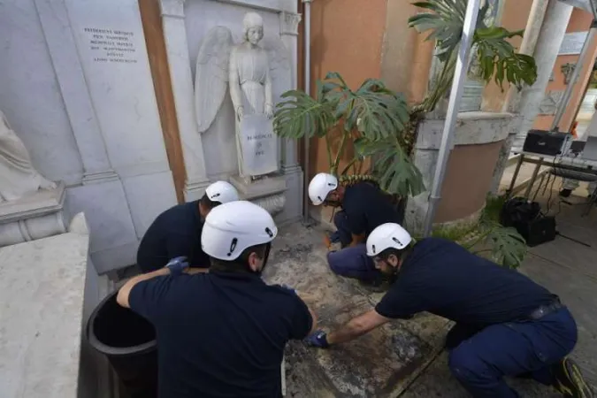 Mitarbeiter des Vatikans öffnen ein Grab auf dem Campo Santo Teutonico am 11. Juli 2019