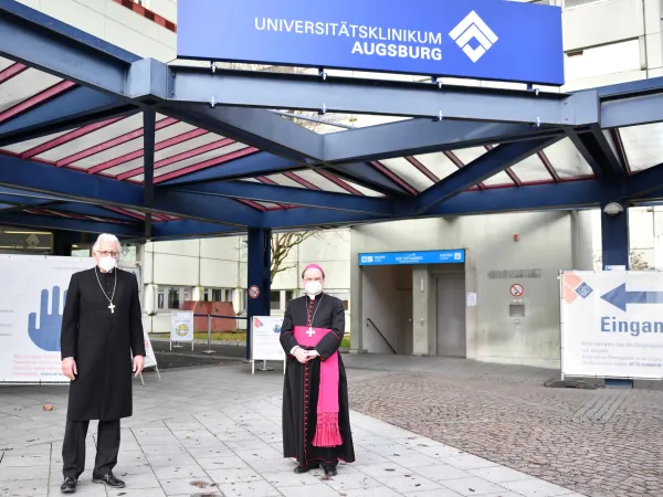 Bischof Bertram Meier (rechts) und der evangelische Regionalbischof Axel Piper hielten eine ökumenische Andacht zu Heiligabend im Uni-Klinikum Augsburg.