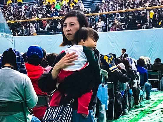 Mutter mit Kind im Stadion von Nagasaki am 24. November 2019