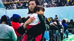 Mutter mit Kind im Stadion von Nagasaki am 24. November 2019 / Papal Flight Press Pool 