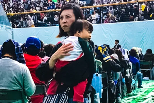 Mutter mit Kind im Stadion von Nagasaki am 24. November 2019 / Papal Flight Press Pool 