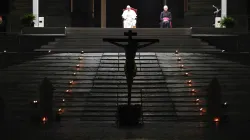 Via Crucis in der Finsternis: Papst Franzisus auf dem Petersplatz am Karfreitag, 10. April 2020 / Vatican Media