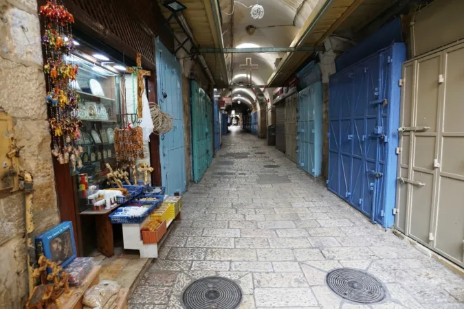 Leere Ladenzeile in der Altstadt von Jerusalem.