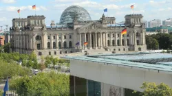 Blick vom 6. Stockwerk des Bundeskanzleramtes auf das Reichstagsgebäude in Berlin / A. Köppl, Gleiritsch / Wikimedia (CC BY-SA 4.0) 