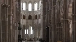 "Trittsteine aus Licht": Das Kirchenschiff am 24. Juni um 12 Uhr mittags. / Vezelay.eu