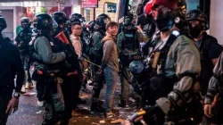 Chinesische Polizisten verhaften zwei Männer am 13. November 2019 im Central District in Hongkong geräumt hat. / Dale de la Rey/AFP via Getty Images