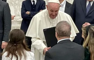 „Neuer Anfang“: Die deutsche Pilgergruppe mit Bernhard Meuser (Mitte) überreicht die Unterschriften an Papst Franziskus bei der General audience am 5. Januar 2022 / Facebook/Neuer Anfang online