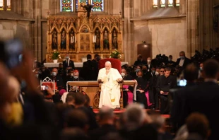 Papst Franziskus bei der Begegnung im Pressburger Martinsdom am 13. September 2021  / VAMP pool