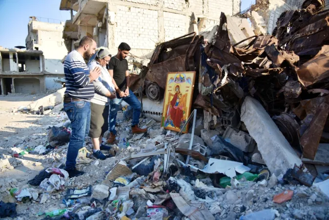 Christen in Syrien beten vor der Ikone "Unsere Liebe Frau von den Schmerzen, Trösterin der Syrer"
