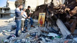 Christen in Syrien beten vor der Ikone "Unsere Liebe Frau von den Schmerzen, Trösterin der Syrer" / Kirche in Not