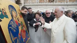 Papst Franziskus segnet eine Darstellung des Gnadenbilds Unserer Lieben Frau von der immerwährenden Hilfe / Vatican Media