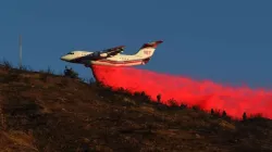 Abwurf brandhemmender Mittel über San Bernardino, Kalifornien am 31. Oktober 2019. / Josh Edelson/AFP via Getty Images.