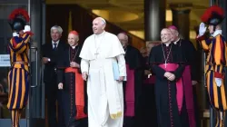 Papst Franziskus mit Kardinal Bagnasco und Monsignore Galantino. / CEI via ACI Stampa