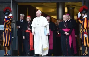 Papst Franziskus mit Kardinal Bagnasco und Monsignore Galantino. / CEI via ACI Stampa