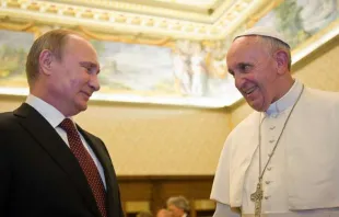 Russlands Präsident Wladimir Putin mit Papst Franziskus im Vatikan am 10. Juni 2015. / POOL Catholic Press Photo