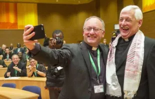 Pater Spadaro (links) mit dem neuen Generaloberen. / http://gc36.org/via ACI Stampa 