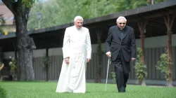 Monsignore Georg Ratzinger und Papst Benedikt XVI. am 31. Januar 2008. / Vatican Media / CNA Deutsch