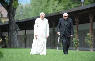 Monsignore Georg Ratzinger und Papst Benedikt XVI. am 31. Januar 2008. / Vatican Media / CNA Deutsch