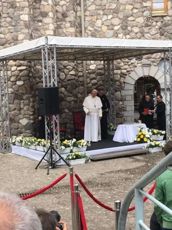 Papst Franziskus an der Gedächtnisstätte für Mutter Teresa