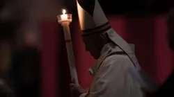Paps Franziskus im Petersdom in der Osternacht 2020 / EWTN-CNA Photo/Daniel Ibáñez/Vatican Pool