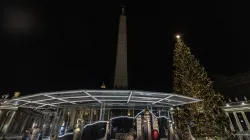 Krippe und Christbaum auf dem Petersplatz bei der feierlichen Beleuchtung am 11. Dezember 2020.  / Daniel Ibanez / CNA Deutsch 
