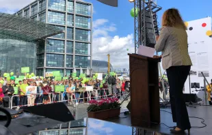 Organisiert wird der Marsch vom "Bundesverband Lebensrecht e.V." (BVL). Hier zu sehen: Die 1. Vorsitzende Alexandra Linder bei der Kundgebung vor dem Hauptbahnhof. / Julius Teders / EWTN.TV