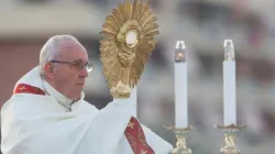 Papst Franziskus feiert Fronleichnam in Ostia am 3. Juni 2018 / Daniel Ibanez / CNA Deutsch 