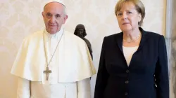 Papst Franziskus mit Bundeskanzlerin Angela Merkal am 17. Juni 2017 / L'Osservatore Romano / CNA Deutsch