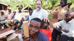 Bischof Aguirre besucht Gläubige seiner Diözese und verteilt Lebensmittel.  / Fundacion Bangassou