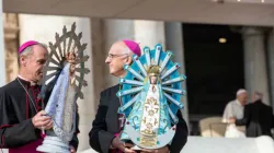 Der britische Militärbischof Paul Mason (links) und sein argentinischer Amtsbruder, Militärbischof Santiago Oliveramit den Statuen der Muttergottes von Lujan auf dem Petersplatz am 30. Oktober 2019.  / Daniel Ibanez/CNA Deutsch