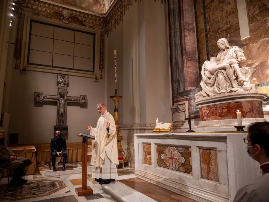 Predigt vor der Pietà von Michelangelo: Erzbischof Georg Gänswein spricht zu Gläubigen im Petersdom im Vatikan am 4. Januar 2020.