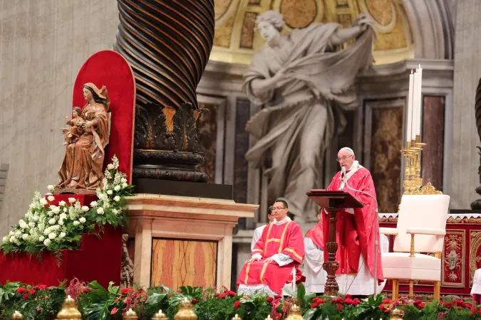 Papst Franziskus bei der Pfingstpredigt im Petersdom am 15. Mai 2016.