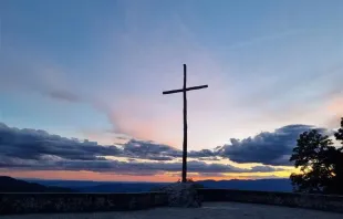 Kreuz über dem Casentino-Tal / Alexey Gotovskiy / EWTN News