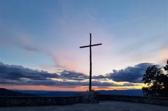 Kreuz über dem Casentino-Tal / Alexey Gotovskiy / EWTN News