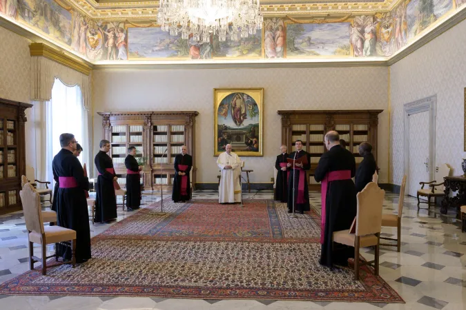 Generalaudienz mit Sicherheitsabstand: Papst Franziskus im Apostolischen Palast am 25. März 2020