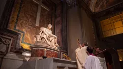 Vor der Pietà von Michelangelo: Erzbischof Georg Gänswein feiert die heilige Messe im Petersdom am 4. Januar 2020. / supplied