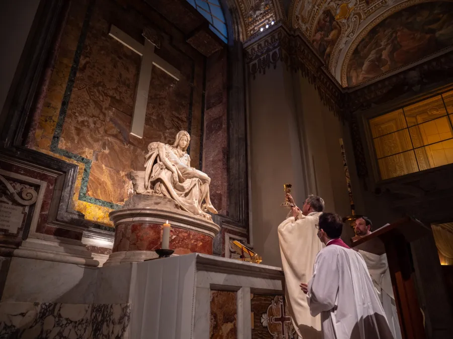 Vor der Pietà von Michelangelo: Erzbischof Georg Gänswein feiert die heilige Messe im Petersdom am 4. Januar 2020.