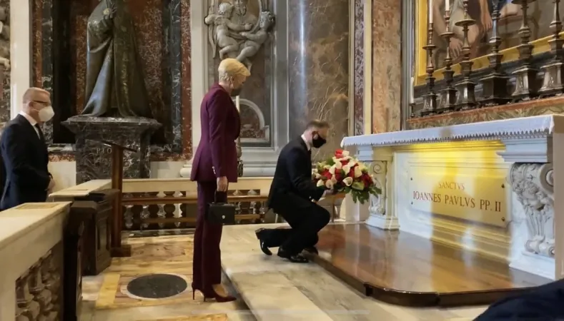 Der polnische Ministerpräsident Andrzej Duda legte am 1. Apeil 2022 in Rom am Grab seines Landsmannes, Papst Johannes Paul II., einen Blumenkranz nieder. Zuvor hat er mit Papst Franziskus über die Situation in der Ukraine gesprochen.