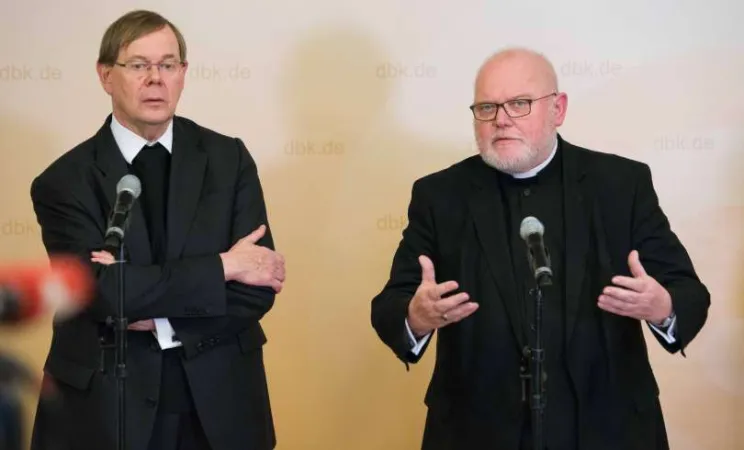Kardinal Reinhard Marx und der Generalsekretär der deutschen Bischofskonferenz, Pater Hans Langendörfer SJ (links).