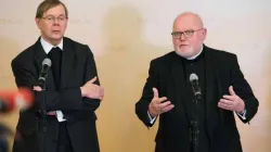 Kardinal Reinhard Marx und der Generalsekretär der deutschen Bischofskonferenz, Pater Hans Langendörfer SJ (links). / EWTN.TV