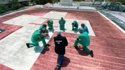 Das gemeinsame Gebet auf dem Krankenhausdach. / Twitter / Jackson South Medical Center