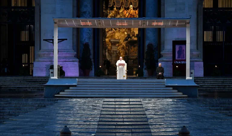 Papst Franziskus unter dem Baldachin vor dem menschenleeren Petersplatz am Abend des 27. März 2020