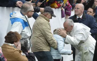 Papst Franziskus küsst und segnet Gläubigel darunter auch Kranke und Behinderte, vor der Heiligen Messe an Allerheiligen, 1. November 2016 in Malmö. / L'Osservatore Romano