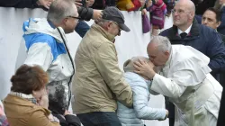 Papst Franziskus küsst und segnet Gläubigel darunter auch Kranke und Behinderte, vor der Heiligen Messe an Allerheiligen, 1. November 2016 in Malmö. / L'Osservatore Romano