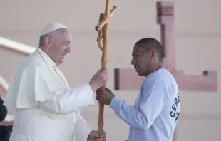 Dieses selbstgemachte Kreuz bekam Papst Franziskus von einem Häftling geschenkt.  / L'Osservatore Romano 