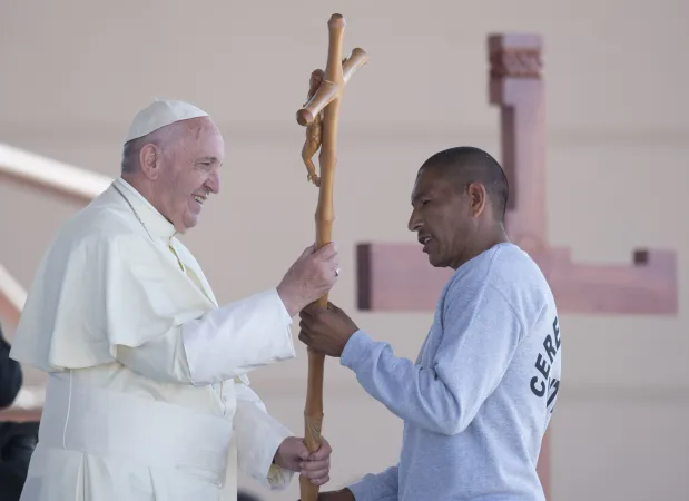 Dieses selbstgemachte Kreuz bekam Papst Franziskus von einem Häftling geschenkt. 